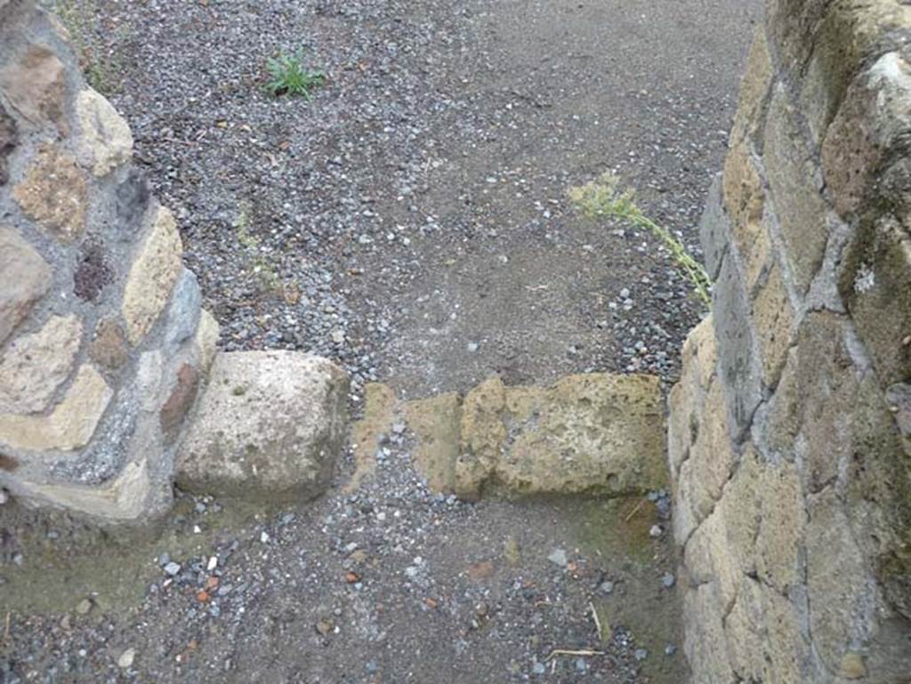IV.10, Herculaneum, September 2015. Doorway threshold between shop-room and room on its east side.